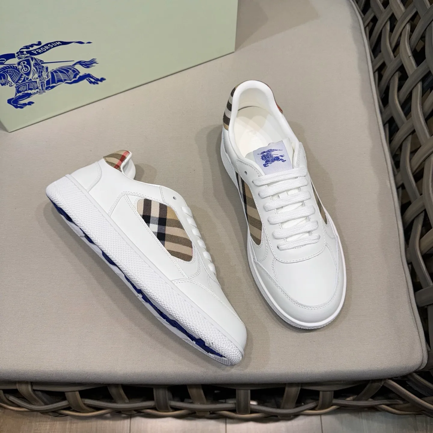 [Burberry] Top P: 680💰Size: 38-44 (45.46 custom-made) Burberry official website synchronized men's classic low-top sneakers | Made of original first-layer cowhide | Decorated with renewed brand logo | First-layer cowhide lining | Heel decorated with Burberry letter embossed logo | Original TPU outsole.